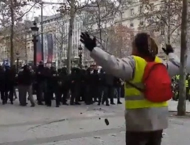 Γάλλοι αστυνομικοί πυροβολούν εν ψυχρώ με flash ball στο στομάχι διαδηλωτή των «κίτρινων γιλέκων» (βίντεο)